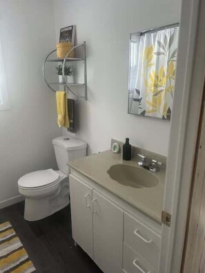 Een douche, een haardroger, handdoeken