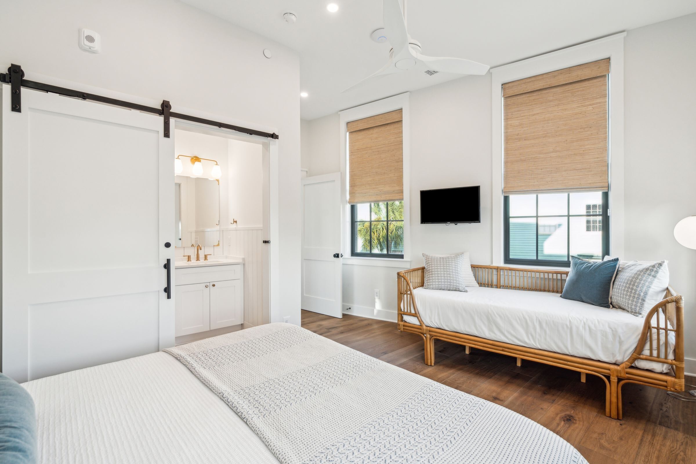 4 habitaciones, escritorio, tabla de planchar con plancha y wifi 