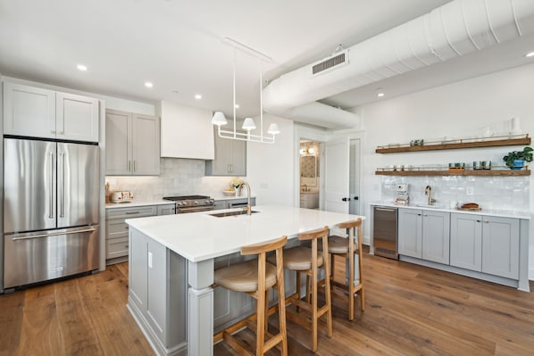 Fridge, microwave, oven, stovetop - The Overlook on King (Charleston)