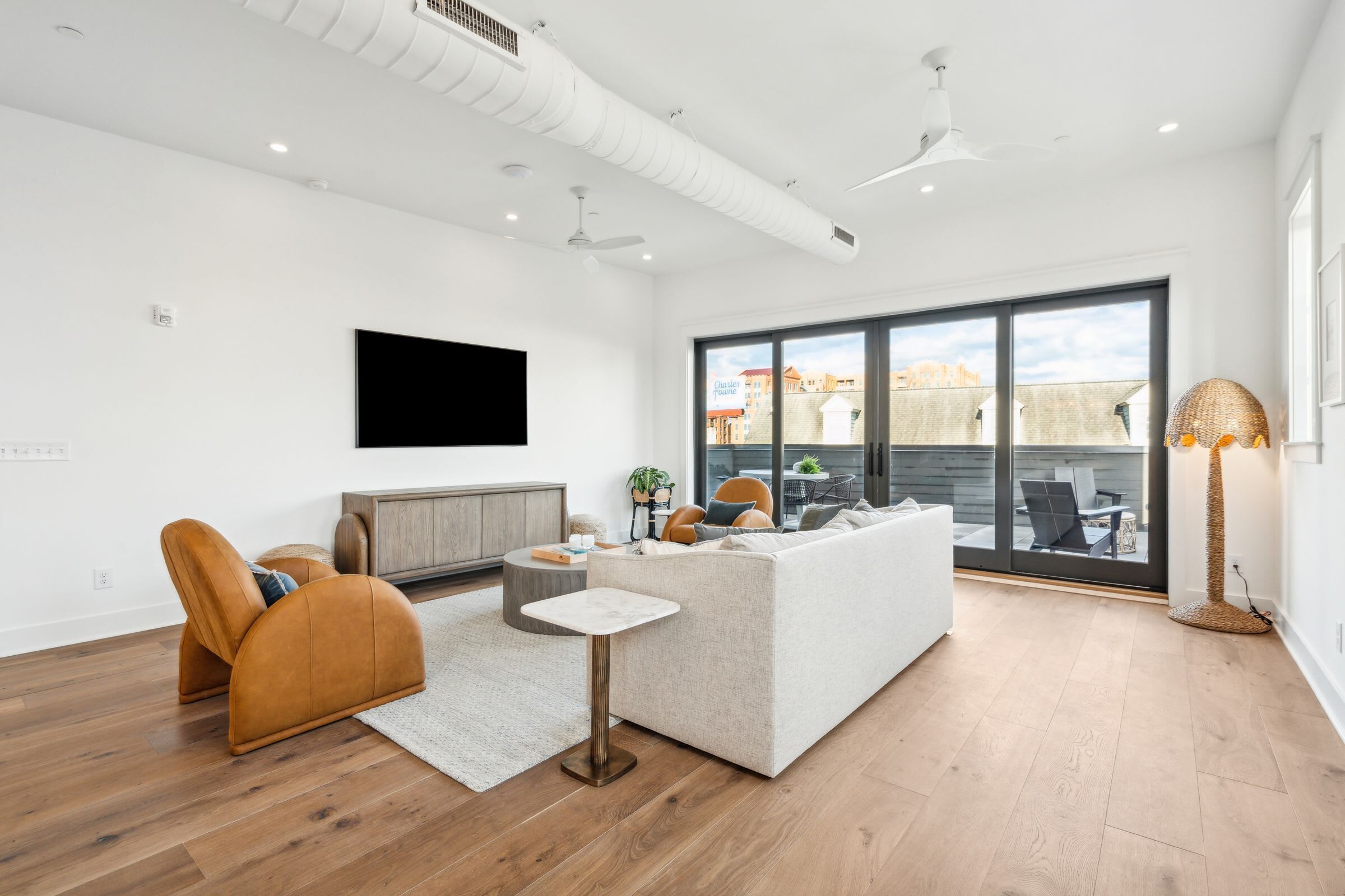 Télévision, chaîne hi-fi, espaces bureaux