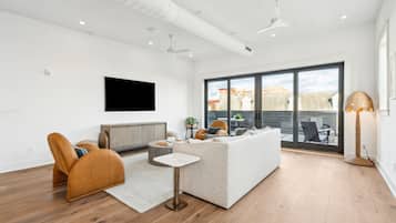 Televisie, een stereo en een kantoor