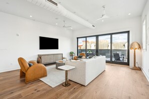 Fernseher, Stereoanlage, Arbeitsbereiche