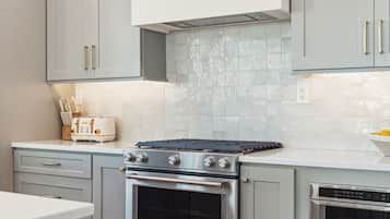 Een koelkast, een microgolfoven, een oven, een kookplaat