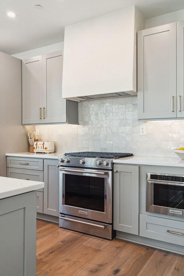 Refrigerador, microondas, horno y parrilla de estufa 