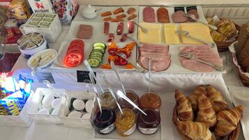 Free daily buffet breakfast