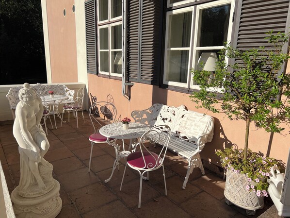 Terrace/patio - Herrgårds Hotell Gyllene Hästen (Gunnebo)