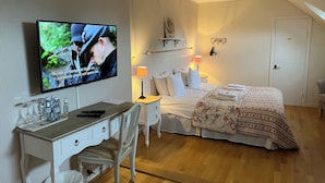 Room - Herrgårds Hotell Gyllene Hästen  (Gunnebo)