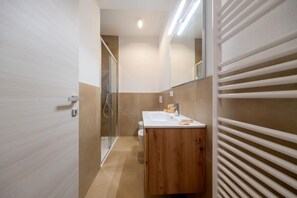 Dusche, Haartrockner, Bidet, Handtücher