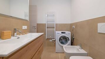Shower, hair dryer, bidet, towels