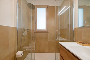 Shower, hair dryer, bidet, towels