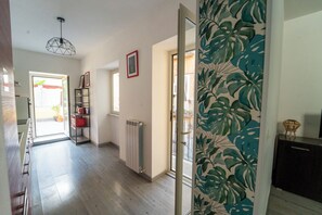 Appartement | Woonruimte | Een 35-inch televisie met digitale zenders