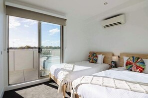 2 bedrooms, iron/ironing board, travel crib, WiFi - Fabulous Fitzroy with Parking (Fitzroy North)