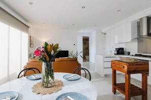 Dining - Fabulous Fitzroy with Parking (Fitzroy North)