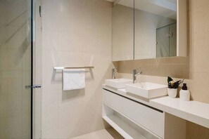 Shower, hair dryer, towels - Fabulous Fitzroy with Parking (Fitzroy North)
