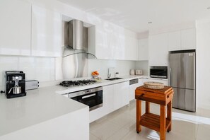 Fridge, microwave, oven, stovetop - Fabulous Fitzroy with Parking (Fitzroy North)