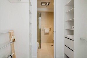 Shower, hair dryer, towels, shampoo - Fabulous Fitzroy with Parking (Fitzroy North)