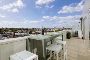 Outdoor dining - Fabulous Fitzroy with Parking (Fitzroy North)