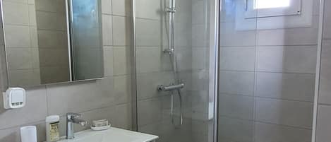 Douche, séchoir à cheveux, serviettes fournies, savon