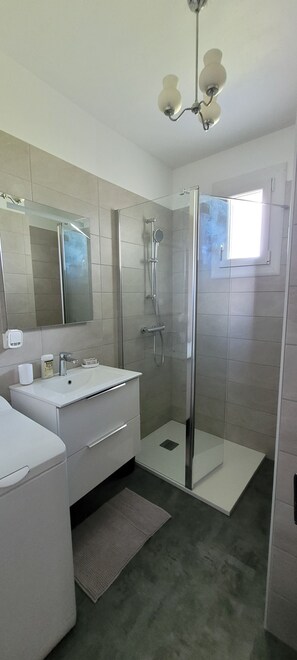 Dusche, Haartrockner, Handtücher, Seife