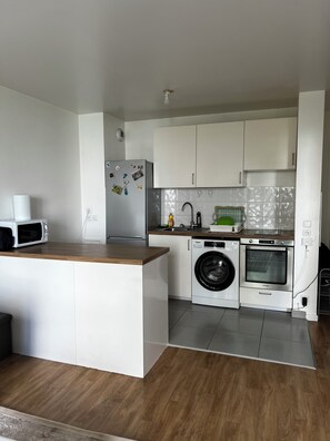 Micro-ondes, four, plaque de cuisson