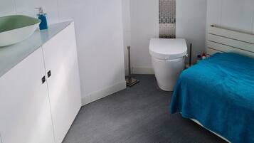 1 bedroom, desk, iron/ironing board, WiFi