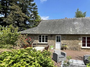 Terrace/patio - Stone house with garden in Normandy, wifi included (Mantilly)