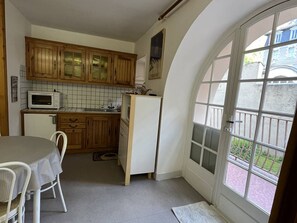 Microwave, coffee/tea maker, toaster