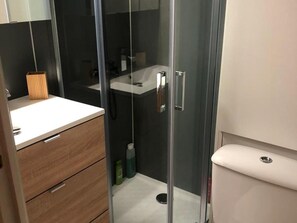Bathroom - Studio cabin for 4, garden side balcony, near the sea (Argelès-sur-Mer)