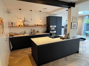 Fridge, microwave, oven, stovetop - Heerlijk Ruim Familie Appartement Vlakbij de Jordaan (Amsterdam)