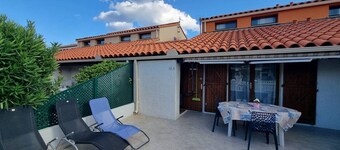 Cozy T3 Villa with Pool, Terrace, and Private Parking Near Beach and Shops