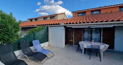 Cozy T3 Villa with Pool, Terrace, and Private Parking Near Beach and Shops