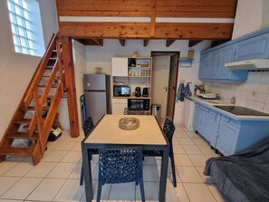 Fridge, microwave, oven, stovetop - Cozy T3 Villa with Pool, Terrace, and Private Parking Near Beach and Shops (Le Barcarès)