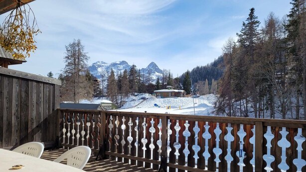 A wooden deck with a view of snow-covered mountains and trees. - Apartment 6 pers, South Terrace, Pra-Loup (Pra-Loup)