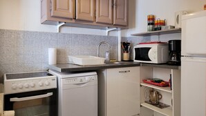 A compact kitchen with a built-in oven, microwave, dishwasher, and a sink with a faucet. - Apartment 6 pers, South Terrace, Pra-Loup (Pra-Loup)