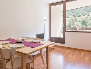 Dining - Ski-In/Ski-Out Studio with Mountain View, Balcony, and Parking in La Salle-les-Alpes (La Salle-les-Alpes)