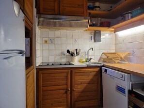 Kühlschrank, Ofen, Herdplatte, Geschirrspüler