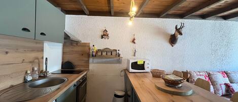 Kühlschrank, Mikrowelle, Ofen, Geschirrspüler