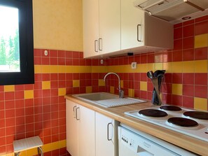 Kjøleskap, mikrobølgeovn, ovn og oppvaskmaskin