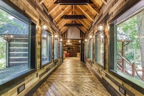 Interior - The Lodge At Whiskey Falls- 75 Ft Waterfall, WIFI, Game Room !!! (Sevierville)