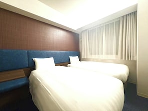 Basic-Zweibettzimmer, Stadtblick | Daunenbettdecken, Schreibtisch, laptopgeeigneter Arbeitsplatz