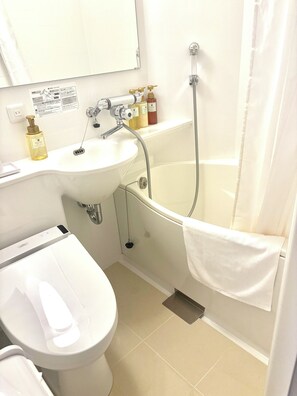 Eenvoudige Twin kamer, uitzicht op stad | Badkamer | Een bad, gratis toiletartikelen, een haardroger, pantoffels