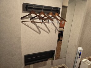 Habitación básica con 2 camas individuales, vistas a la ciudad | Zona de estar | Televisión LCD de 32 pulgadas con canales digitales