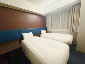 Phòng 2 giường đơn cơ bản, quang cảnh thành phố | Chăn bông, bàn, khu vực làm việc phù hợp cho laptop, màn/rèm cản sáng 
