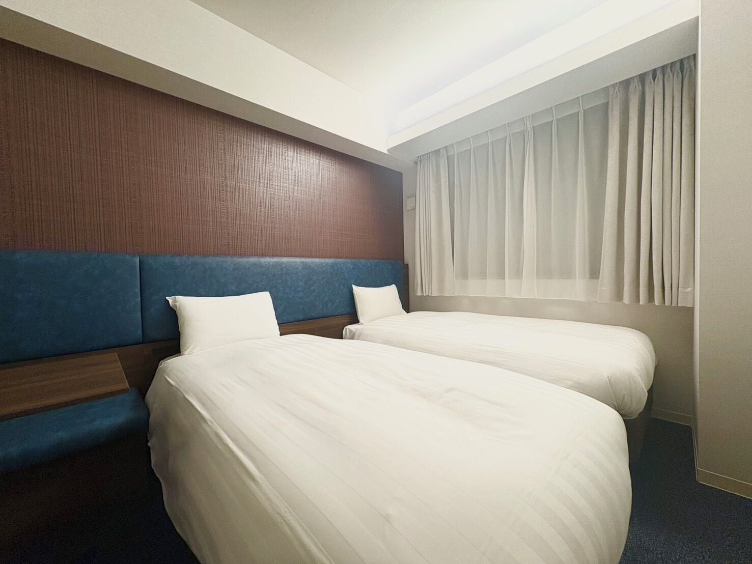 Phòng 2 giường đơn cơ bản, quang cảnh thành phố | Chăn bông, bàn, khu vực làm việc phù hợp cho laptop, màn/rèm cản sáng 