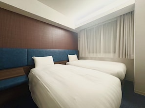 Basic-Zweibettzimmer, Stadtblick | Daunenbettdecken, Schreibtisch, laptopgeeigneter Arbeitsplatz