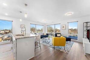 TV - The W Loft Spacious 2 Bed Private Pool and Gym (Wyandotte)