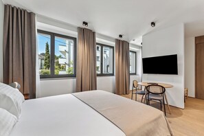 Suite | 1 chambre, décor unique, ameublement unique, bureau