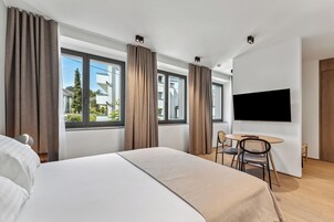 1 habitación, decoración personalizada, muebles diferentes y escritorio