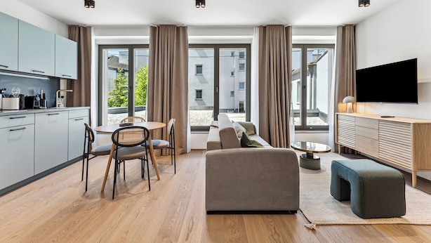 Suite with Sofa Bed | Zona de estar | Televisión de pantalla plana de 50 pulgadas con canales por cable