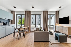 Suite with Sofa Bed | Oppholdsområde | En 50-tommers Flatskjerm-TV med kabel-kanaler